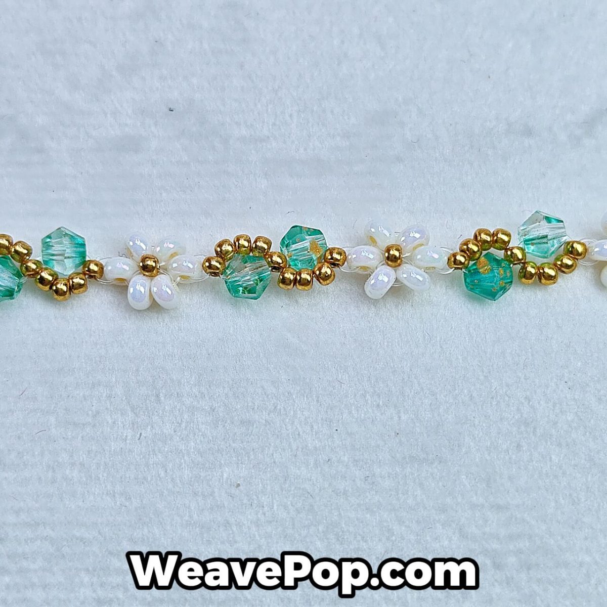 close-up of daisy flower seed bead pattern – bracelet detail B001