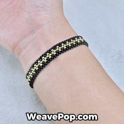 black and gold beaded bracelet on wrist – bead bracelet kit B035
